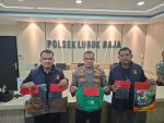 Polisi menunjukkan barang bukti dalam pengungkapan kasus dugaan pembunuhan bayi di Batam.