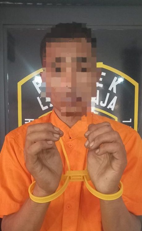 Barang bukti dan tersangka kasus pencurian kabel yang diungkap Polsek Lubuk Baja.