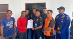 Tim gabungan mengevakuasi nelayan yang hanyut di Perairan Pulau Putus, Kabupaten Bintan.