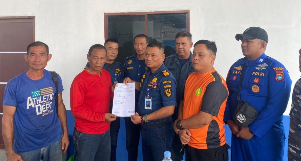 Tim gabungan mengevakuasi nelayan yang hanyut di Perairan Pulau Putus, Kabupaten Bintan.