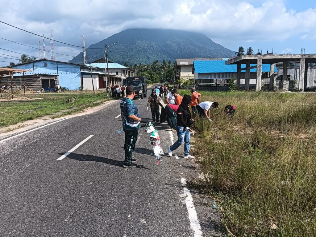 Personel Satpol PP Natuna membersihkan Jalan Hang Tuah dalam Gerakan ASRI.