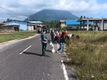 Personel Satpol PP Natuna membersihkan Jalan Hang Tuah dalam Gerakan ASRI.