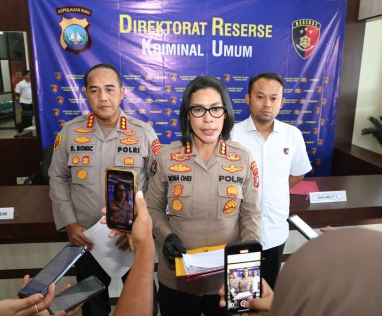 Kabid Humas Polda Kepri memberikan keterangan terkait penetapan tersangka kasus tiket Pesparawi Kepri.
