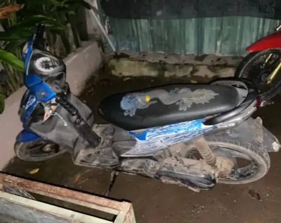 Empat tersangka curanmor yang ditangkap Polsek Nongsa bersama barang bukti sepeda motor.