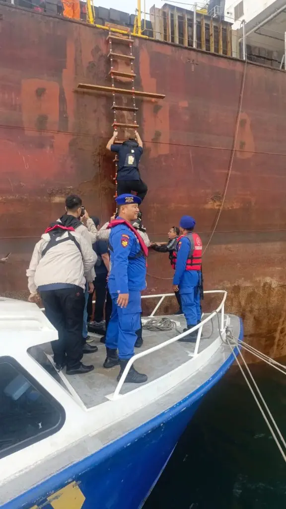 Operasi gabungan Satpolairud Polresta Barelang memeriksa kapal asing di perairan Batu Ampar Batam.