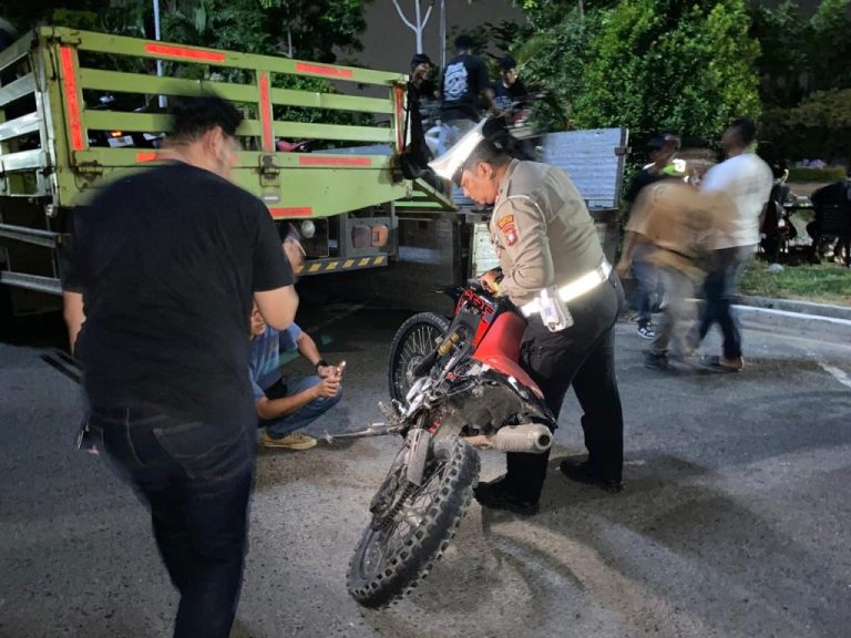 Petugas Polresta Barelang menindak kendaraan berknalpot brong saat razia balap liar di Batam.