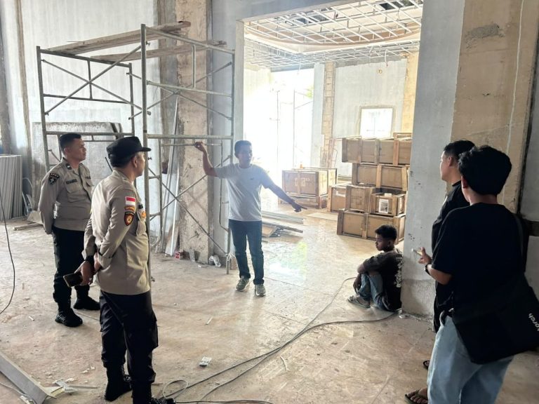 Personel Polresta Barelang mengamankan terduga pelaku pencurian kabel di Batam Kota.