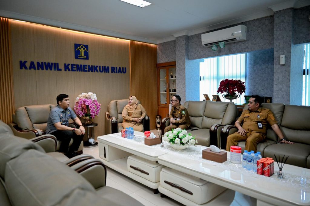 bupati-kasmarni-raih-penghargaan-jdihn-terbaik-kedua-riau