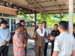 Bupati Natuna Cen Sui Lan menyerahkan pupuk bersubsidi kepada petani di Natuna.