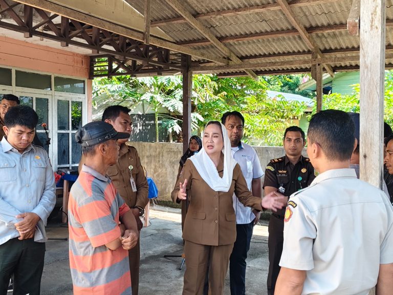 Bupati Natuna Cen Sui Lan menyerahkan pupuk bersubsidi kepada petani di Natuna.