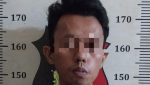 Polisi menunjukkan barang bukti dalam kasus dugaan penggelapan uang calon jemaah umrah di Batam.