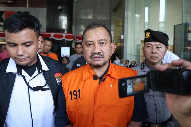 kena-ott-bupati-pemalang-ditahan-kpk