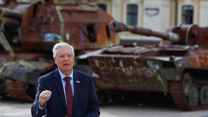 senator-as-lindsey-graham-saat-berkunjung-ke-kyiv-ukraina-sehari-sebelum-meninggal-dunia-1783916278476_169