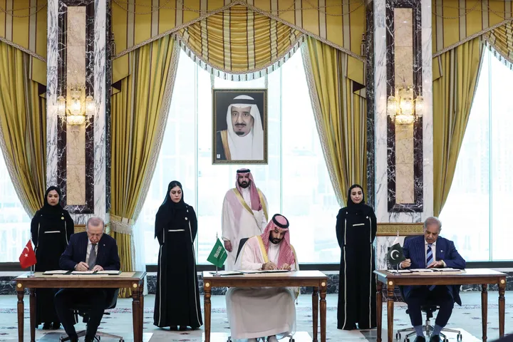 perjanjian-pertahanan-saudi-turki-pakistan-mekkah-2026.jpg