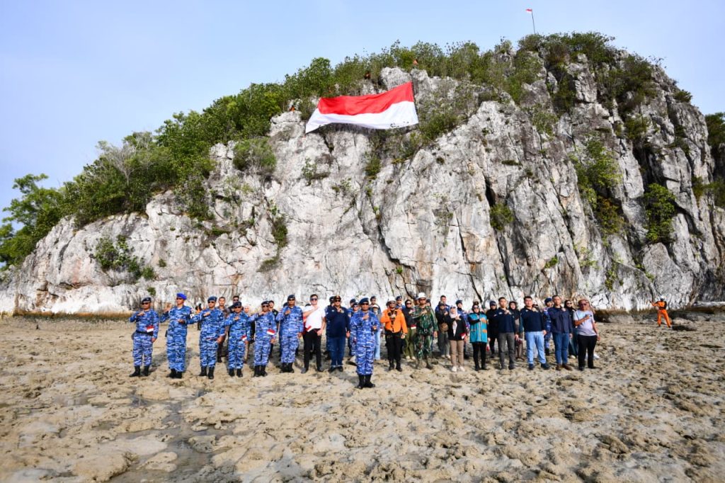Bendera Merah Putih Raksasa Dibentangkan di Pulau Sahi