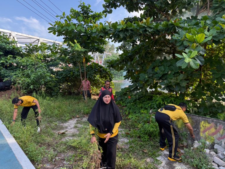 Polsek Bunguran Timur dan Pemerintah Kecamatan gotong royong di Pantai Piwang