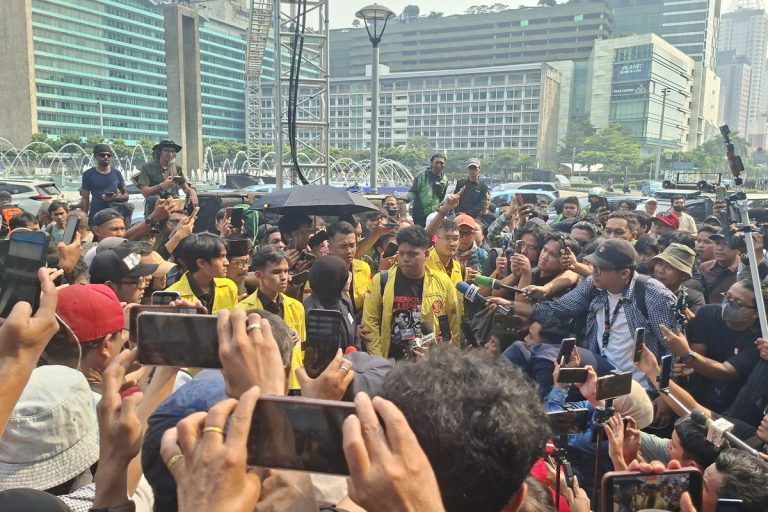 bem-ui-demo-bundaran-hi-8-tuntutan-pemerintah