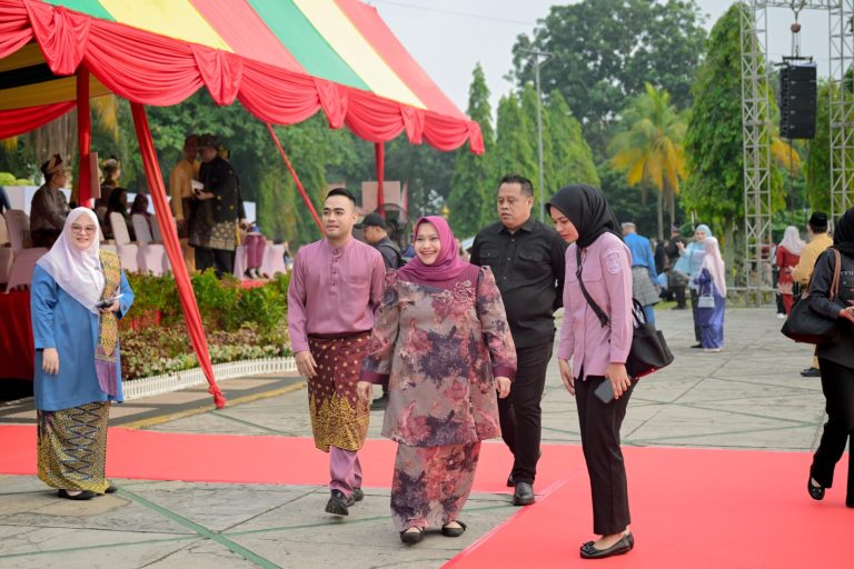 Bupati Bengkalis Kasmarni menghadiri Upacara Hari Jadi ke-69 Provinsi Riau di Pekanbaru