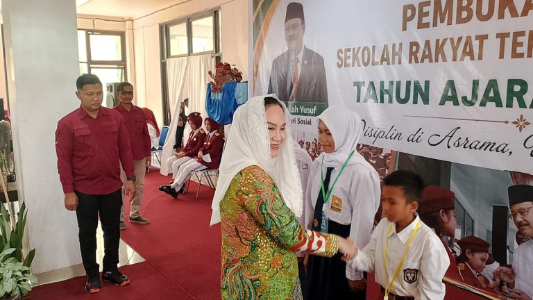 Bupati Natuna Cen Sui Lan membuka MPLS Sekolah Rakyat Terintegrasi 32 Natuna.