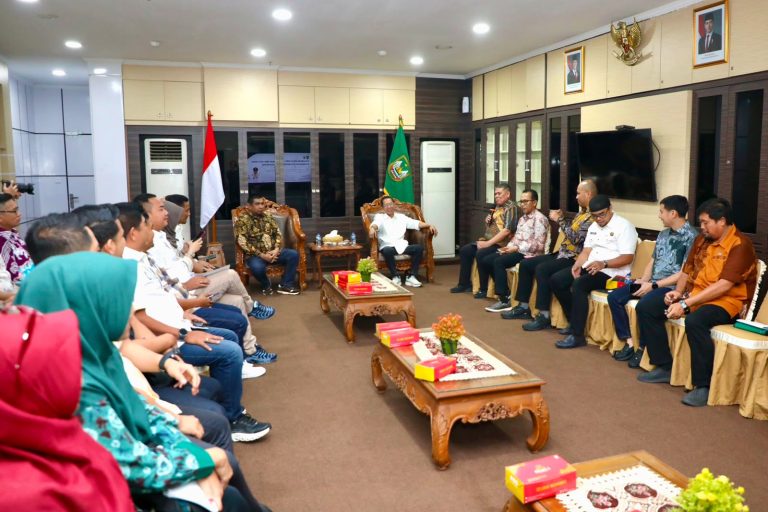 Amsakar Bagikan Strategi Percepatan Pembangunan Batam kepada DPRD Kota Dumai