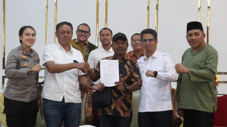 Mediasi IKABSU Karimun dan warga Teluk Air di Rumah Dinas Bupati Karimun