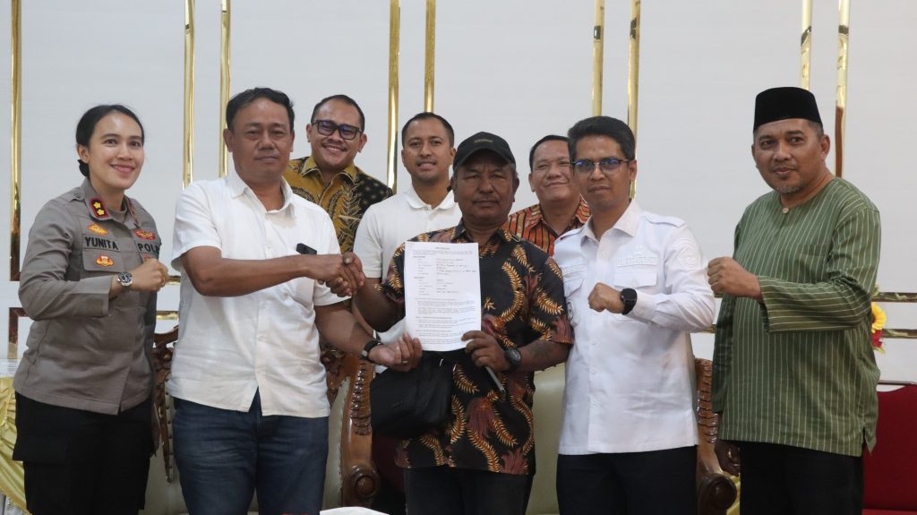 Mediasi IKABSU Karimun dan warga Teluk Air di Rumah Dinas Bupati Karimun