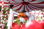 li-claudia-cium-merah-putih-penurunan-bendera-hut-81-ri-batam