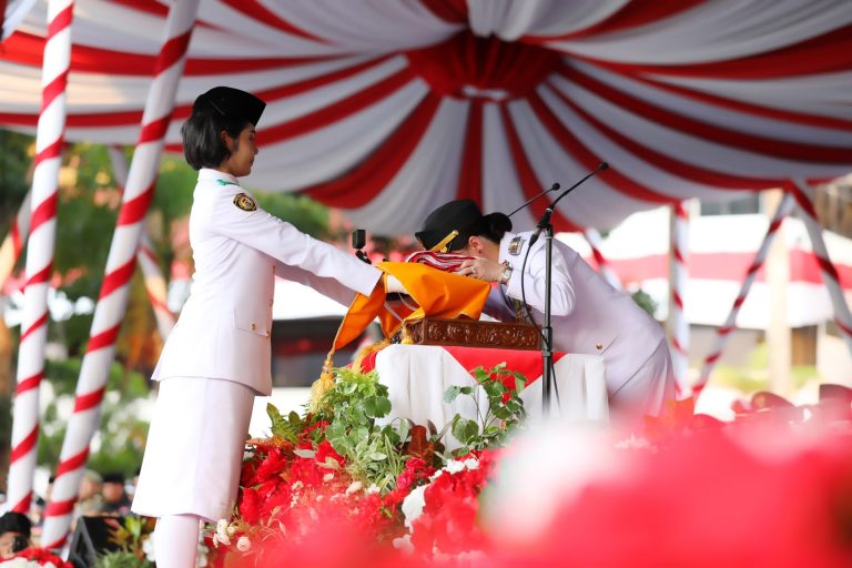 li-claudia-cium-merah-putih-penurunan-bendera-hut-81-ri-batam