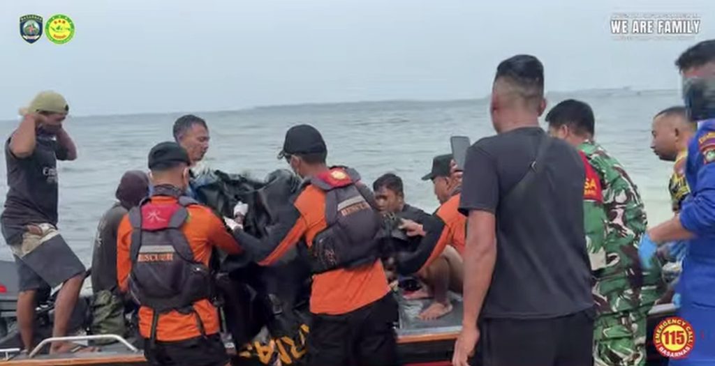 Tim SAR mencari warga Bintan yang hilang saat menyuluh di Teluk Bakau