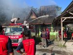 Petugas gabungan memadamkan kebakaran di Kantor Perusahaan Daerah Kabupaten Natuna.