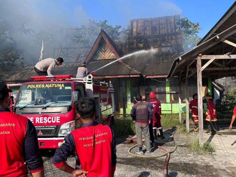 Petugas gabungan memadamkan kebakaran di Kantor Perusahaan Daerah Kabupaten Natuna.