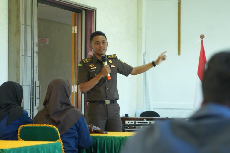 Ryan Fadillah Santoso memberikan pembekalan PKL kepada mahasiswa STAI Natuna.