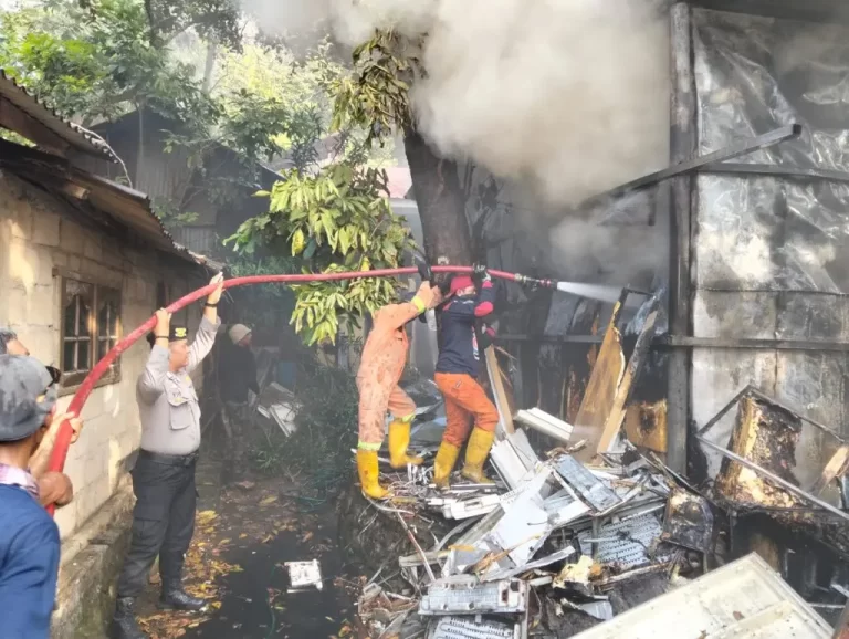 Kebakaran gudang elektronik di Kijang Kota Bintan Timur
