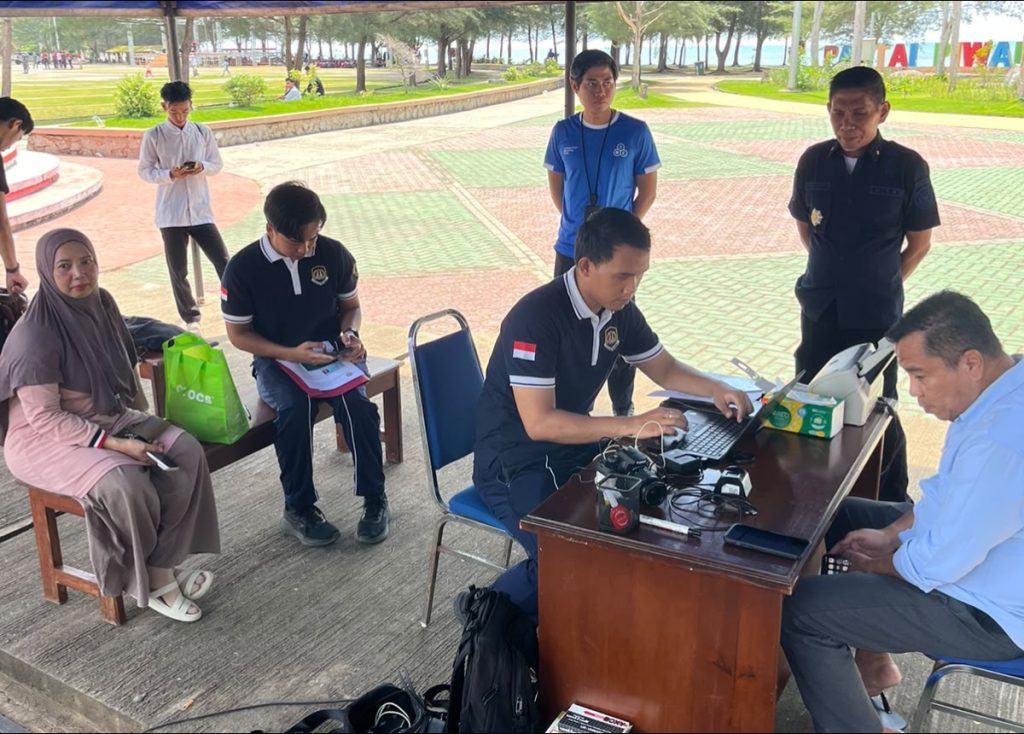Layanan PASPORIA Imigrasi Ranai di Pantai Piwang