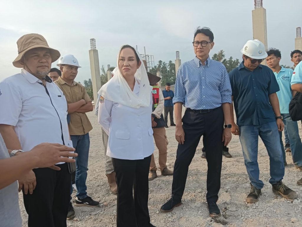 Bupati Natuna Cen Sui Lan dan Wamenlu Arif Havas Oegroseno meninjau pembangunan Pasar Ikan Modern Ranai