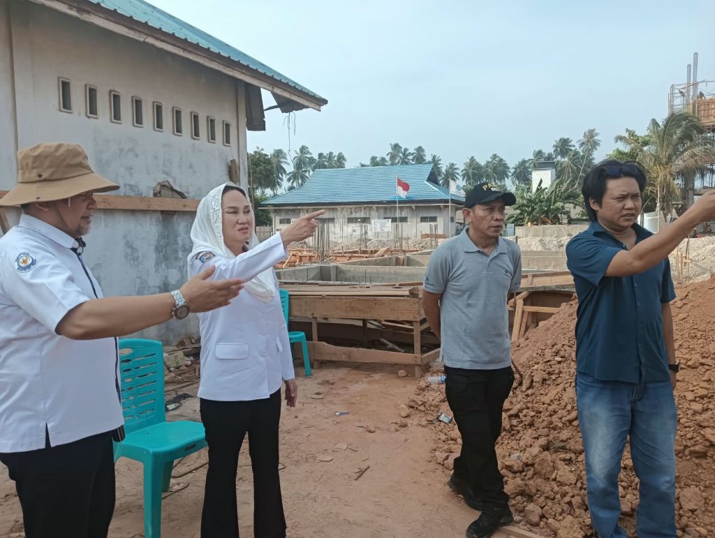 Bupati Natuna Cen Sui Lan meninjau pembangunan Pasar Modern bantuan Jepang