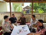 Bhabinkamtibmas Batu Hitam Brigadir Ridwan saat melaksanakan Sambang Kamtibmas