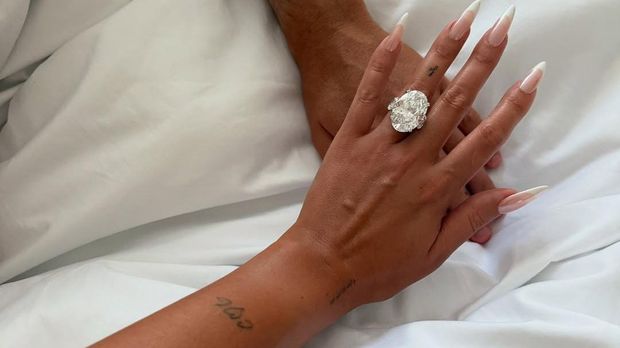 cristiano-ronaldo-melamar-georgina-dengan-cincin-yang-tak-biasa-dia-memberikan-sang-pujaan-hati-cincin-berlian-raksasa-