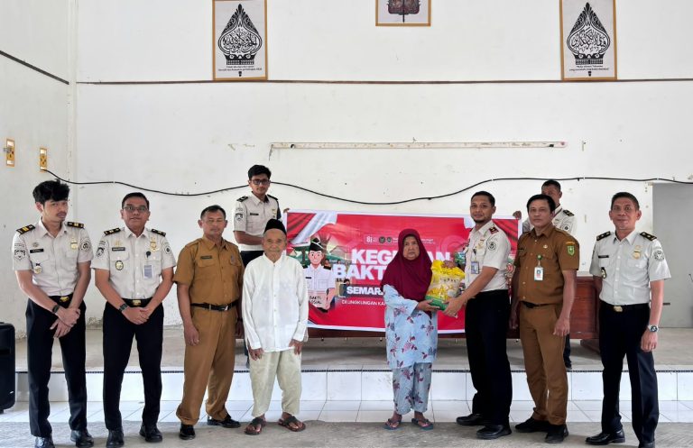 hut-ke-81-ri-imigrasi-ranai-salurkan-81-karung-beras-desa-tapau
