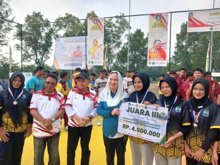 Bupati Natuna Cen Sui Lan menutup STAI Cup 2026 di Lapangan STAI Natuna