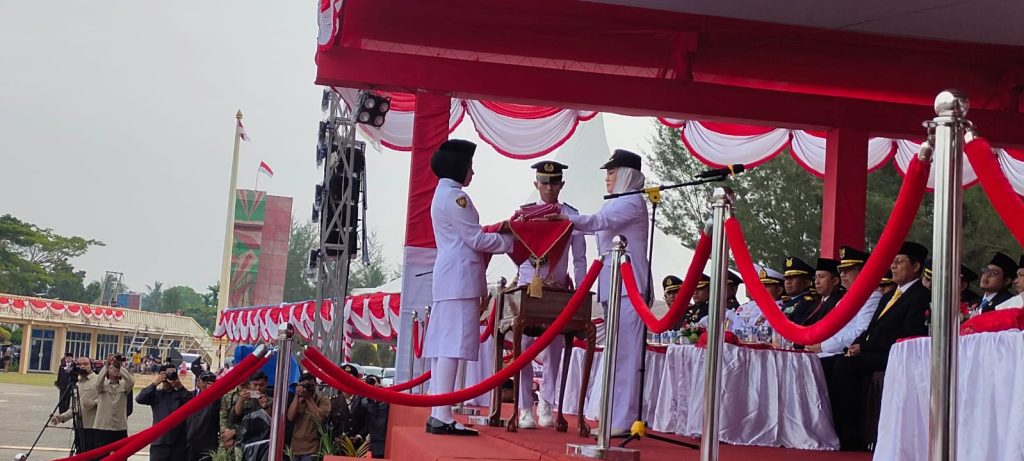 Upacara HUT ke-81 RI di Pantai Piwang Natuna bersama Bupati Cen Sui Lan