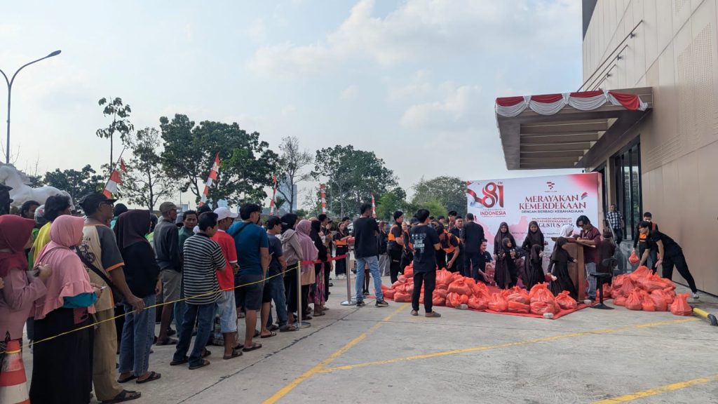 First Club Batam bagikan 1000 paket sembako kepada warga dan ojol