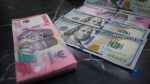 petugas-menjunjukkan-uang-pecahan-dolar-amerika-serikat-as-dan-rupiah-di-dolar-asia-money-changer-jakarta-rabu-