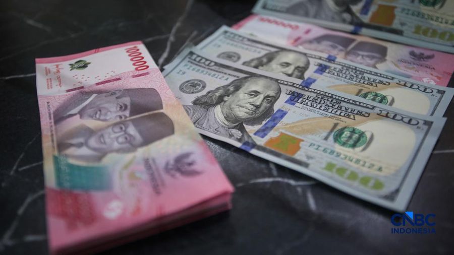petugas-menjunjukkan-uang-pecahan-dolar-amerika-serikat-as-dan-rupiah-di-dolar-asia-money-changer-jakarta-rabu-