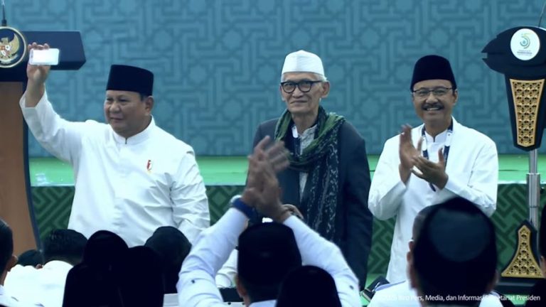 presiden-prabowo-subianto-menerima-kartu-tanda-anggota-nahdlatul-ulama-kartanu-rais-aam-pengurus-besar-nahdlatul-ulama-pbnu-un-1788150198051_169
