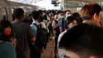 warga-menunggu-di-stasiun-taichung-high-speed-rail-setelah-gempa-berkekuatan-68-di-taiwan-tenggara-menunda-layanan-kereta-api-_169