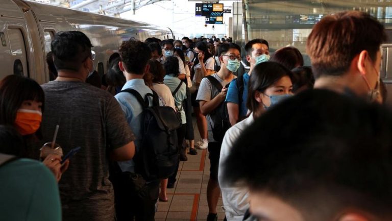 warga-menunggu-di-stasiun-taichung-high-speed-rail-setelah-gempa-berkekuatan-68-di-taiwan-tenggara-menunda-layanan-kereta-api-_169