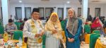 Mahasiswa IAI Natuna Lidiya menyerahkan gantungan kunci kepada rektor