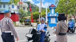 Polisi membagikan 1.000 masker kepada warga di tengah kabut asap Anambas