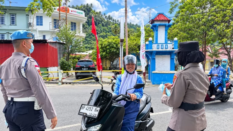 Polisi membagikan 1.000 masker kepada warga di tengah kabut asap Anambas